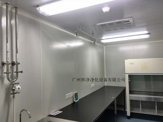 建造和使用潔凈室能有效減少室內(nèi)誘入、產(chǎn)生及滯留粒子。