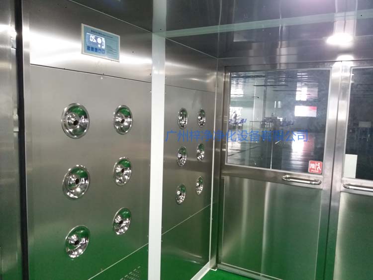 雙開門貨淋室工作區(qū)配智能控制器,方便人員使用操作。