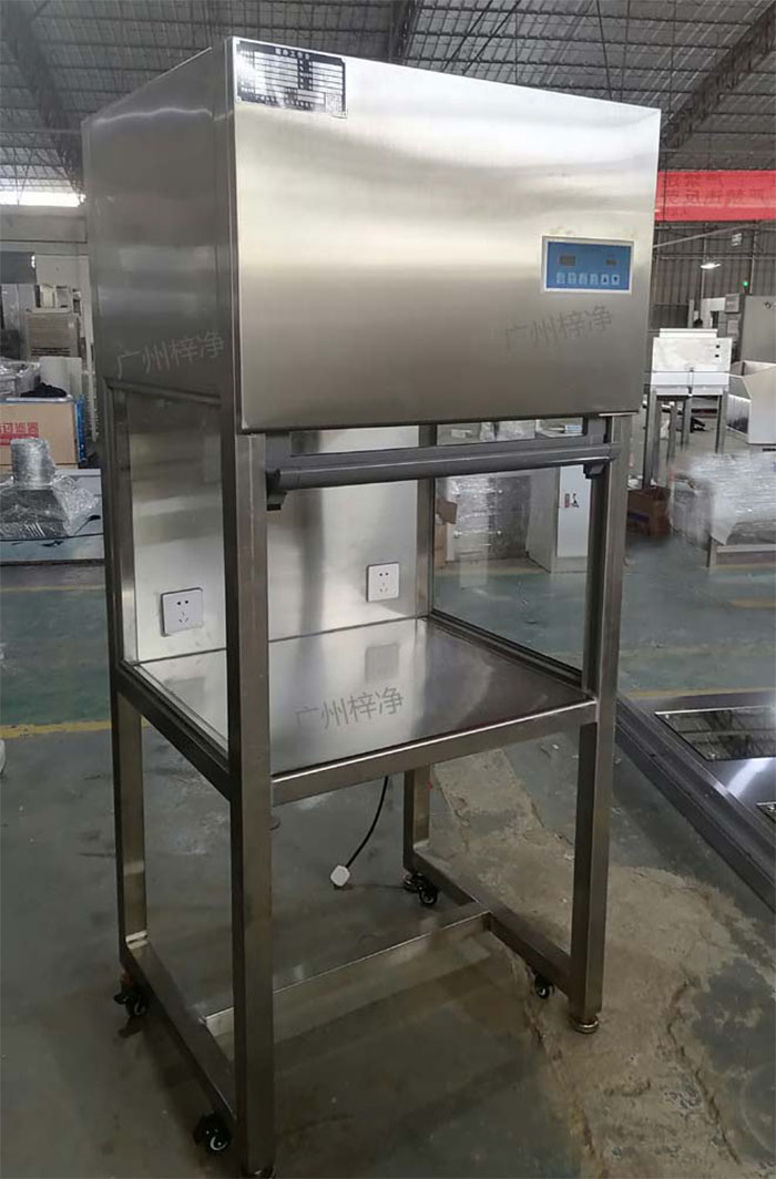 升降門超凈工作臺(tái)是采用單向空氣流，室內(nèi)空氣經(jīng)預(yù)初效過(guò)濾器進(jìn)入靜壓箱，再經(jīng)過(guò)高效空氣過(guò)濾器，最后在操作區(qū)內(nèi)形成高度潔凈的單向空氣流，是提供操作區(qū)高潔凈度工作環(huán)境的理想設(shè)備。