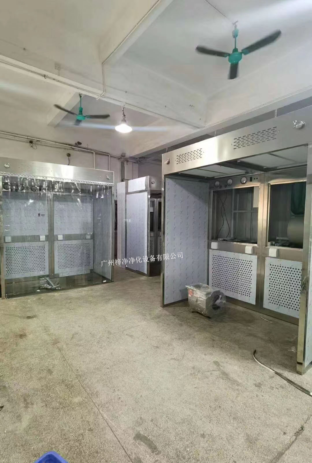 負(fù)壓稱量室設(shè)備由工作區(qū)、回風(fēng)箱體、風(fēng)機(jī)箱體、出風(fēng)箱體及外箱體幾大部分拼裝而成。