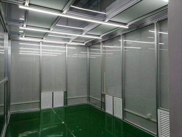 選擇百級無塵潔凈棚還是千級無塵潔凈棚，應(yīng)根據(jù)具體的生產(chǎn)需求、產(chǎn)品要求和預(yù)算來決定。